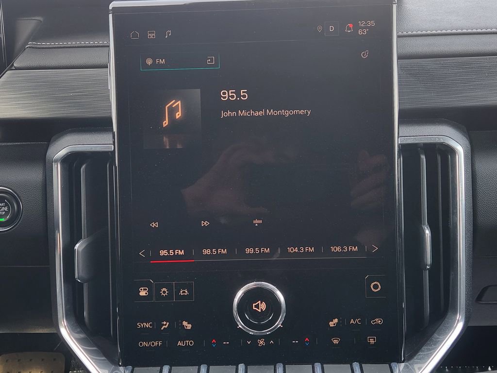 Used 2025 GMC Acadia Elevation image 17