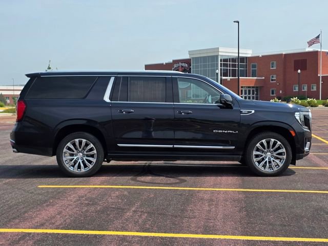 Used 2022 GMC Yukon XL Denali w/ Denali Premium Package image 2