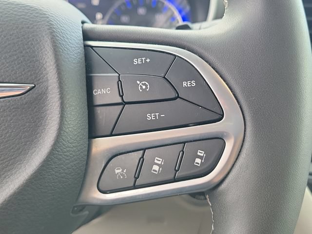 Used 2023 Chrysler Pacifica Touring-L FWD image 26