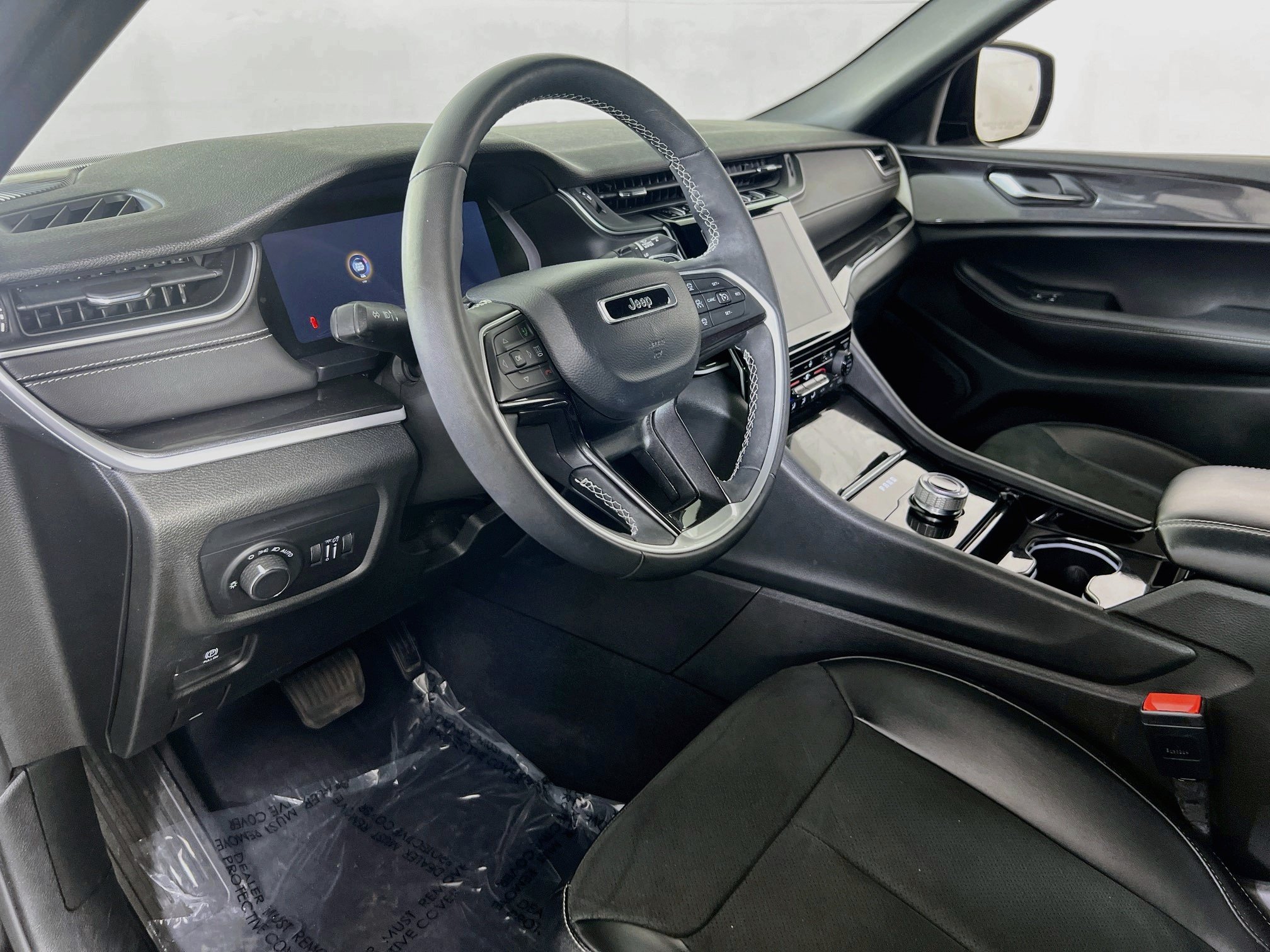 Used 2023 Jeep Grand Cherokee Altitude AWD/4WD image 9