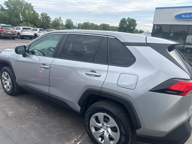 Used 2022 Toyota RAV4 LE AWD/4WD image 5