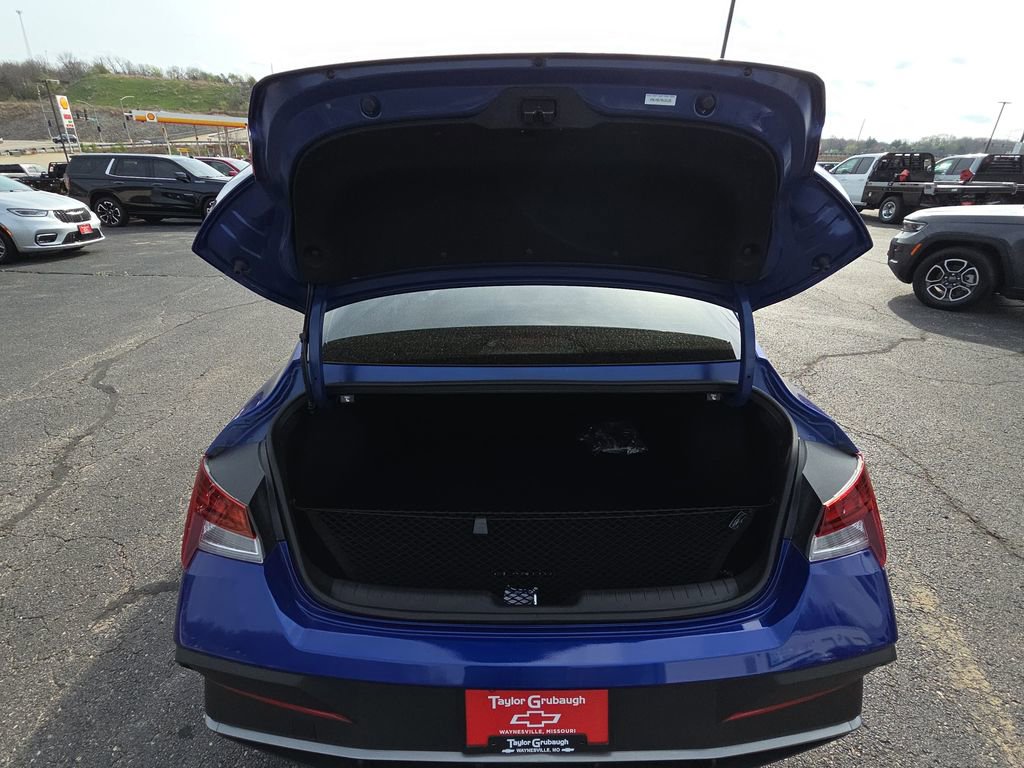 Used 2025 Hyundai Elantra SEL w/ Cargo Package image 31