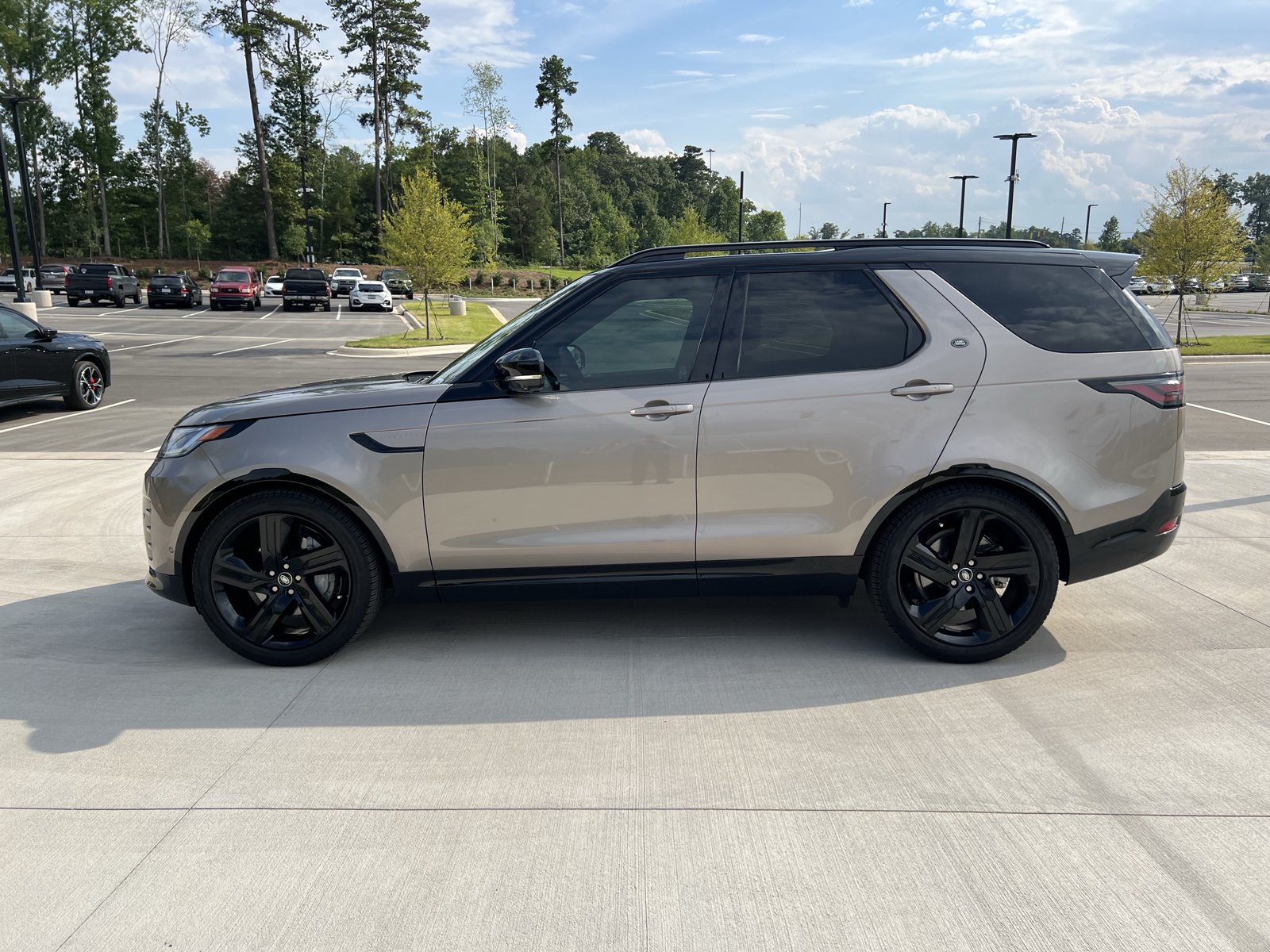 Used 2025 Land Rover Discovery Dynamic SE AWD/4WD image 5