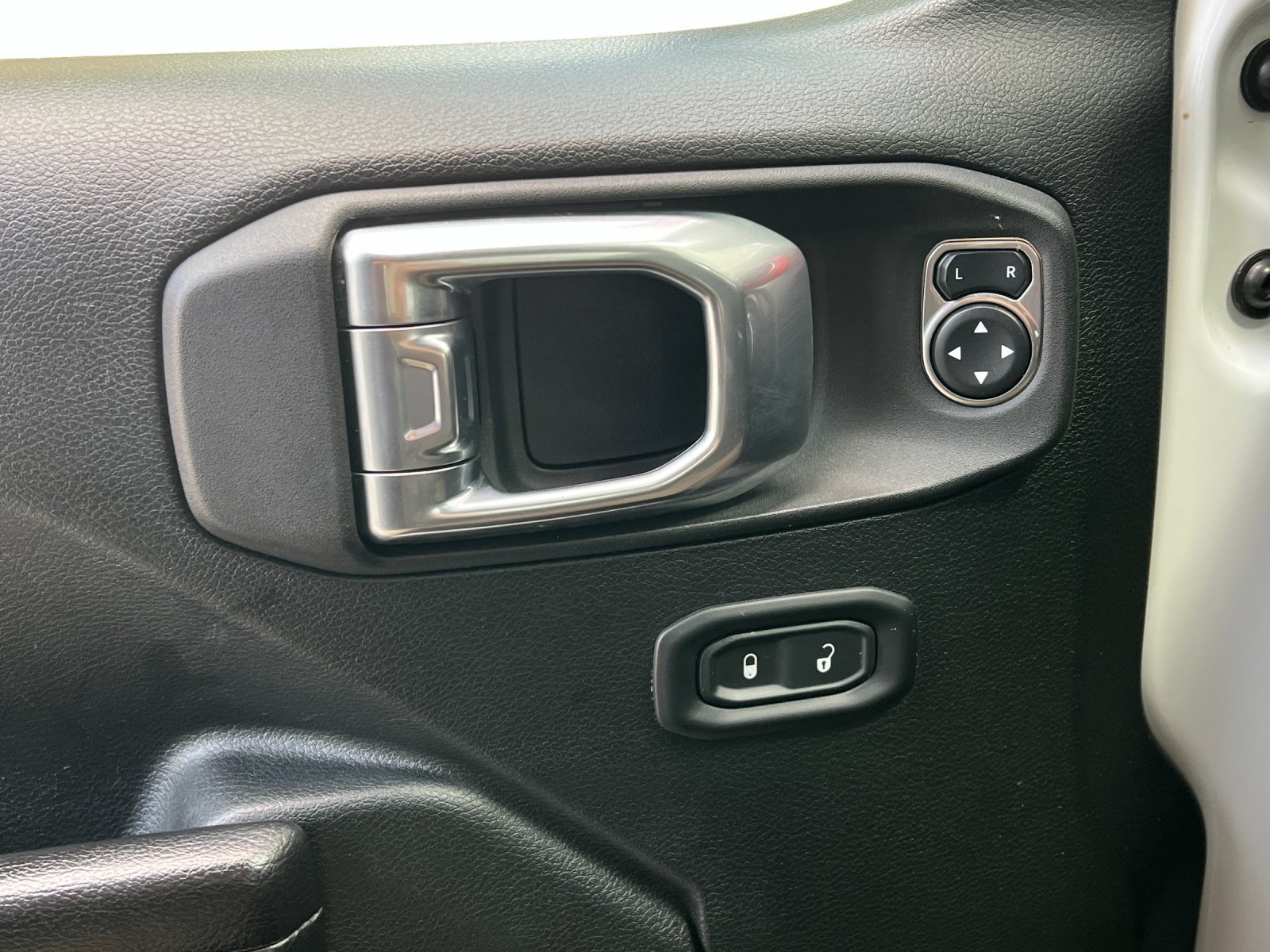 Used 2021 Jeep Wrangler Unlimited Rubicon AWD/4WD image 11