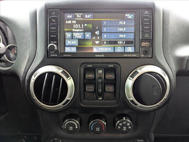 Used 2016 Jeep Wrangler Unlimited Rubicon w/ Connectivity Group AWD/4WD image 14