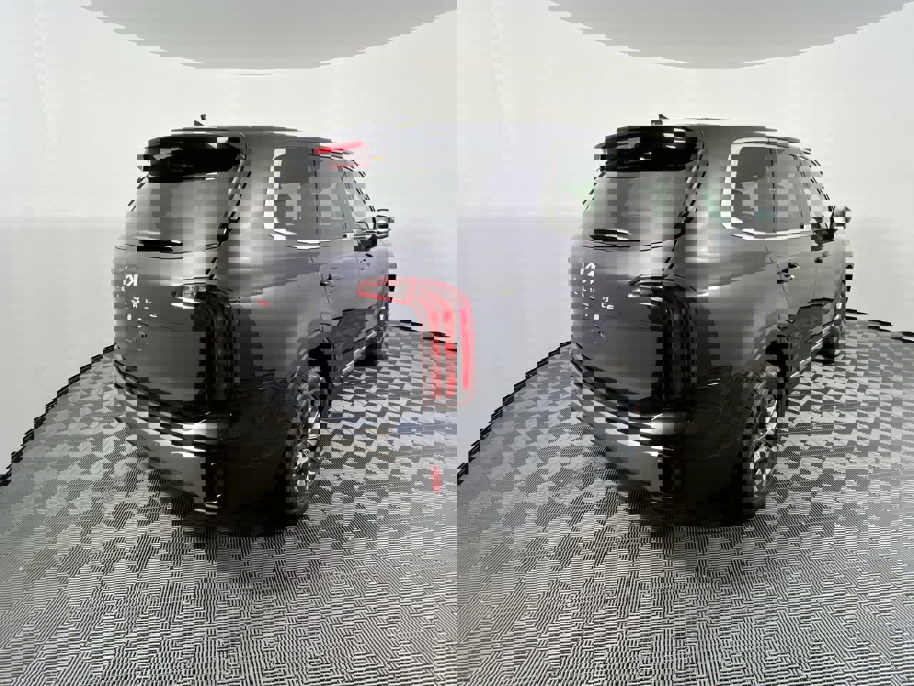 Used 2024 Kia Telluride LX image 3