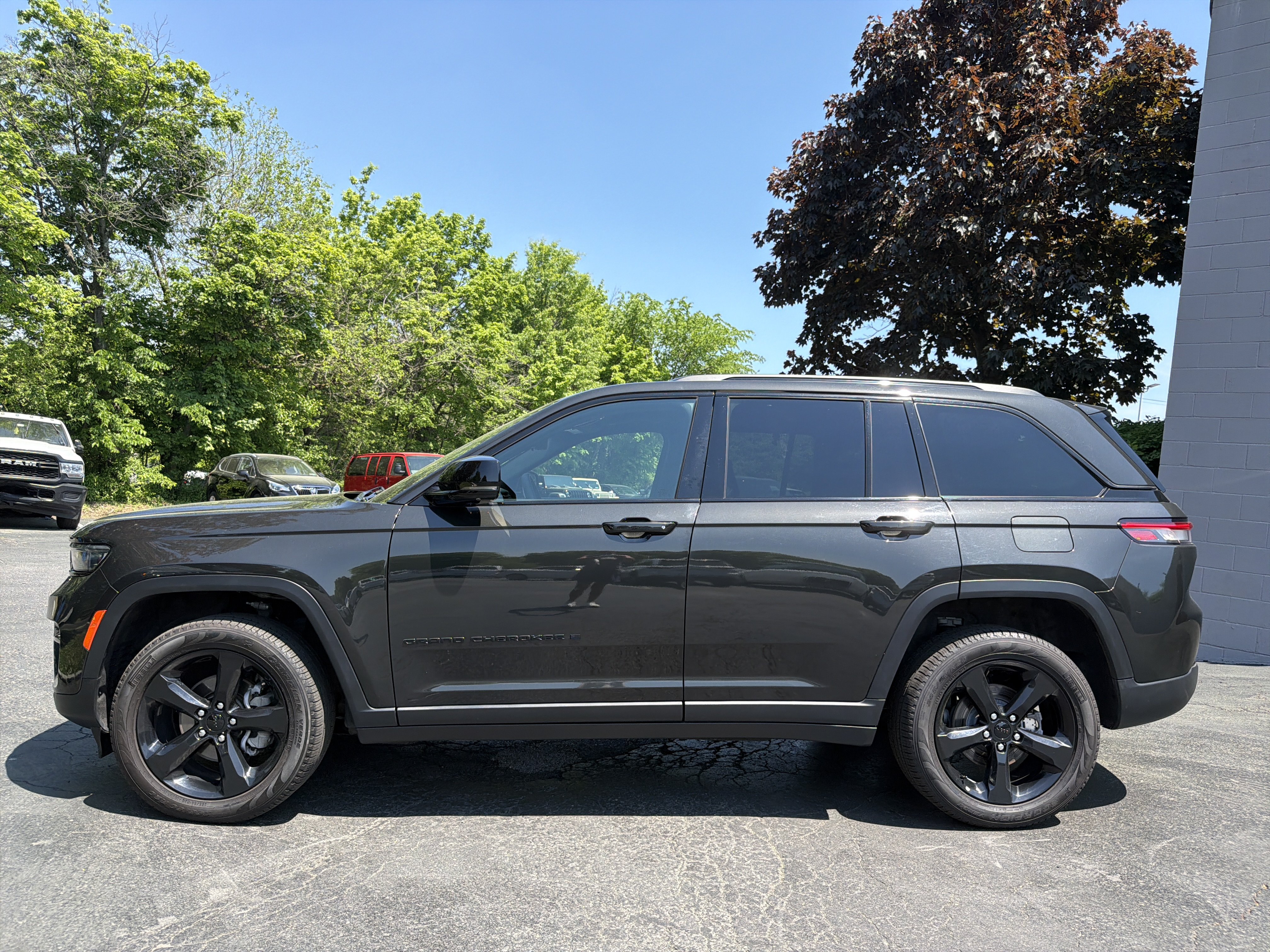 Certified 2024 Jeep Grand Cherokee Limited w/ Luxury Tech Group II AWD/4WD image 5