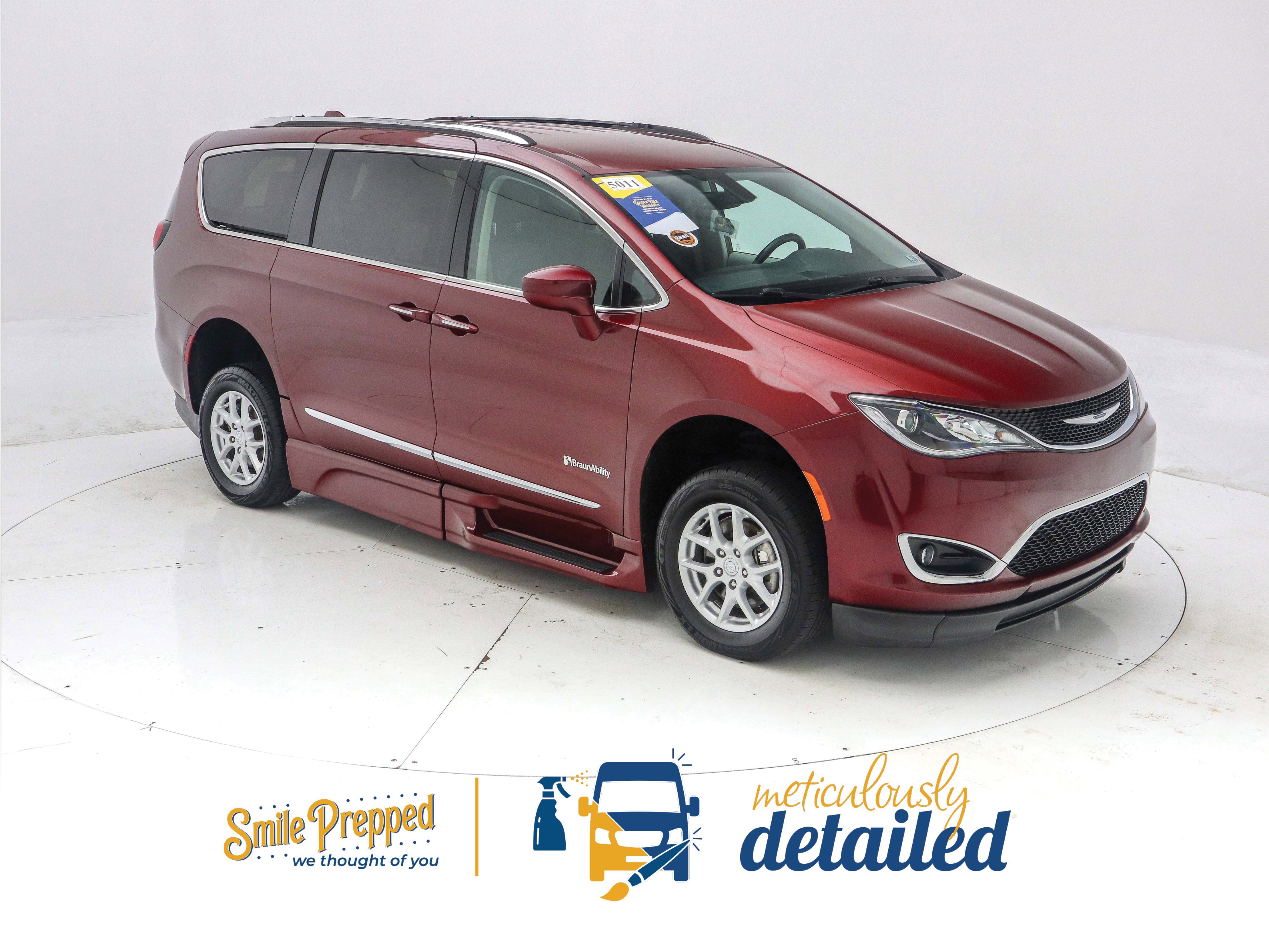 Used 2019 Chrysler Pacifica Touring-L image 2