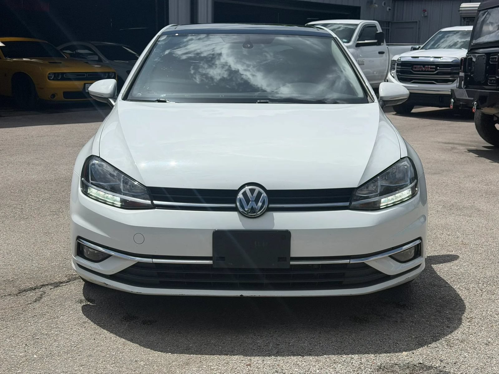 Used 2018 Volkswagen Golf SE FWD image 2