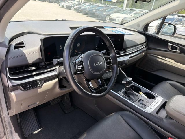 Used 2025 Kia Carnival FWD image 12