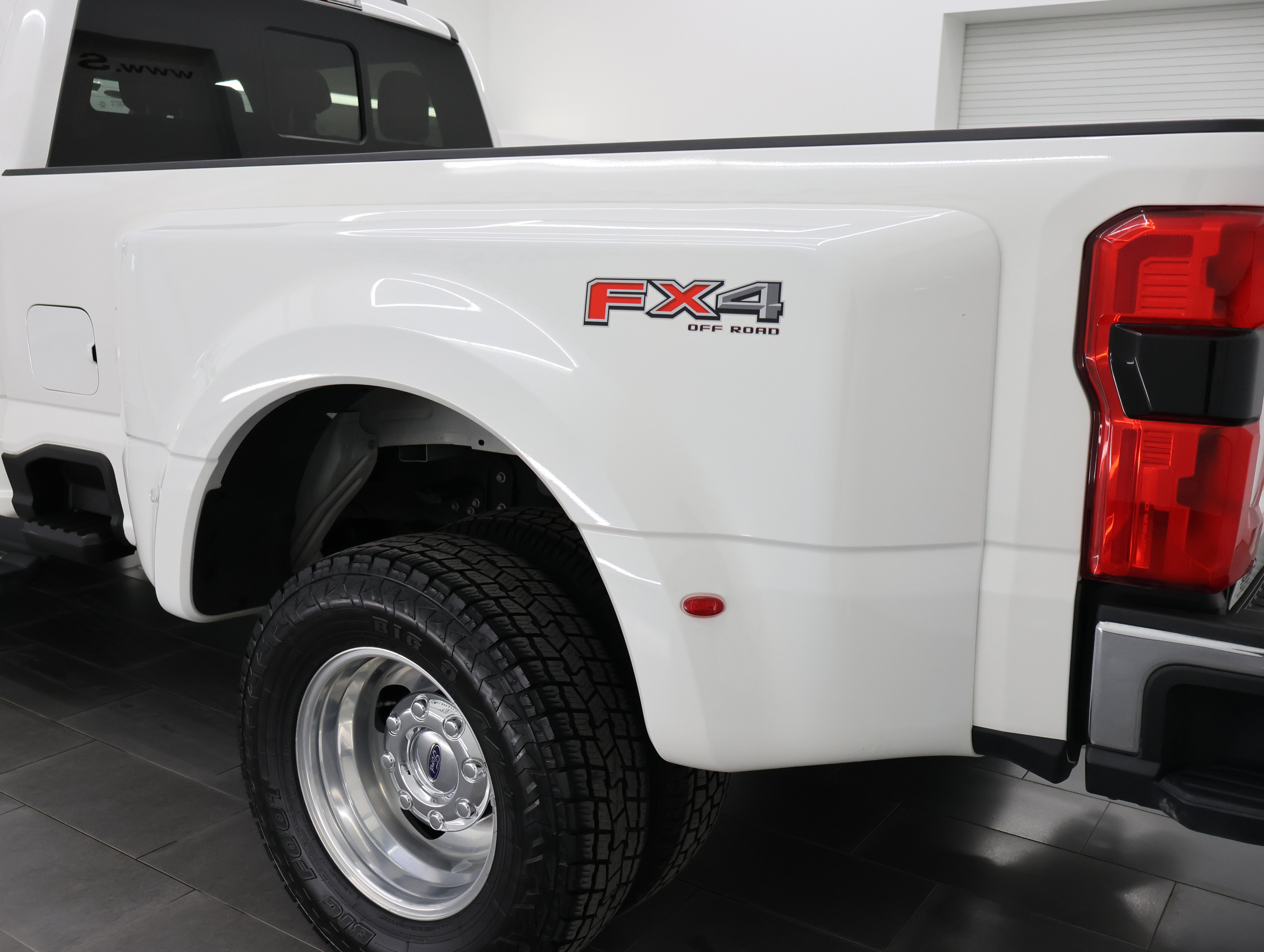 Used 2023 Ford F350 Lariat w/ FX4 Off-Road Package image 34