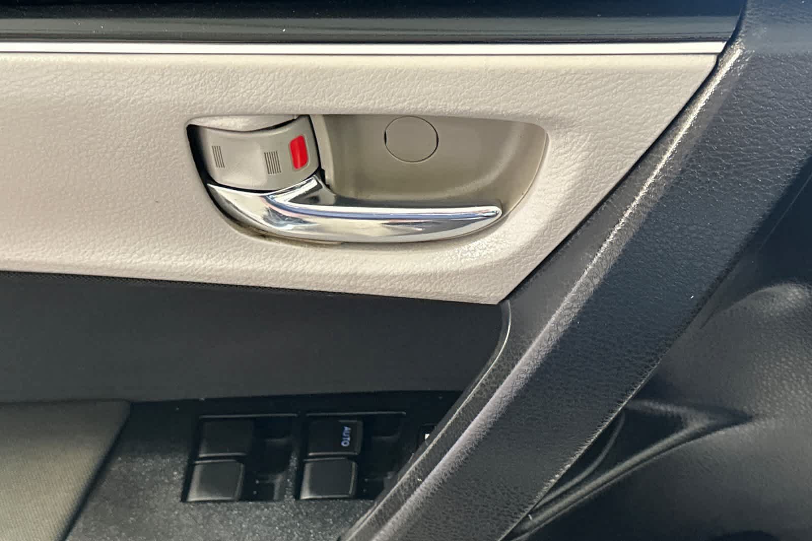 Used 2017 Toyota Corolla LE w/ Carpet Mat Package (TMS) FWD image 13