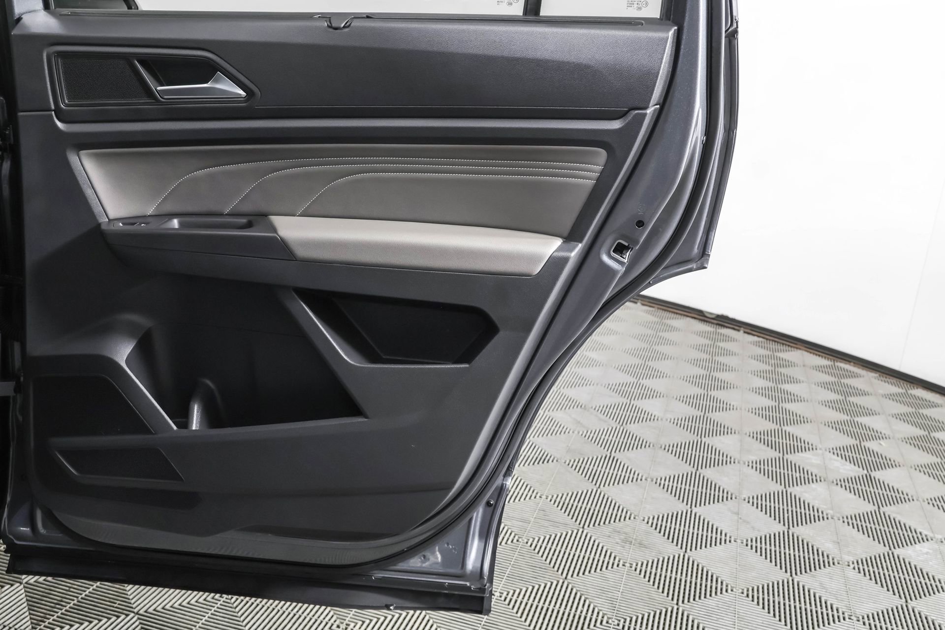 Used 2023 Volkswagen Atlas SE w/ Black Wheel Package image 44