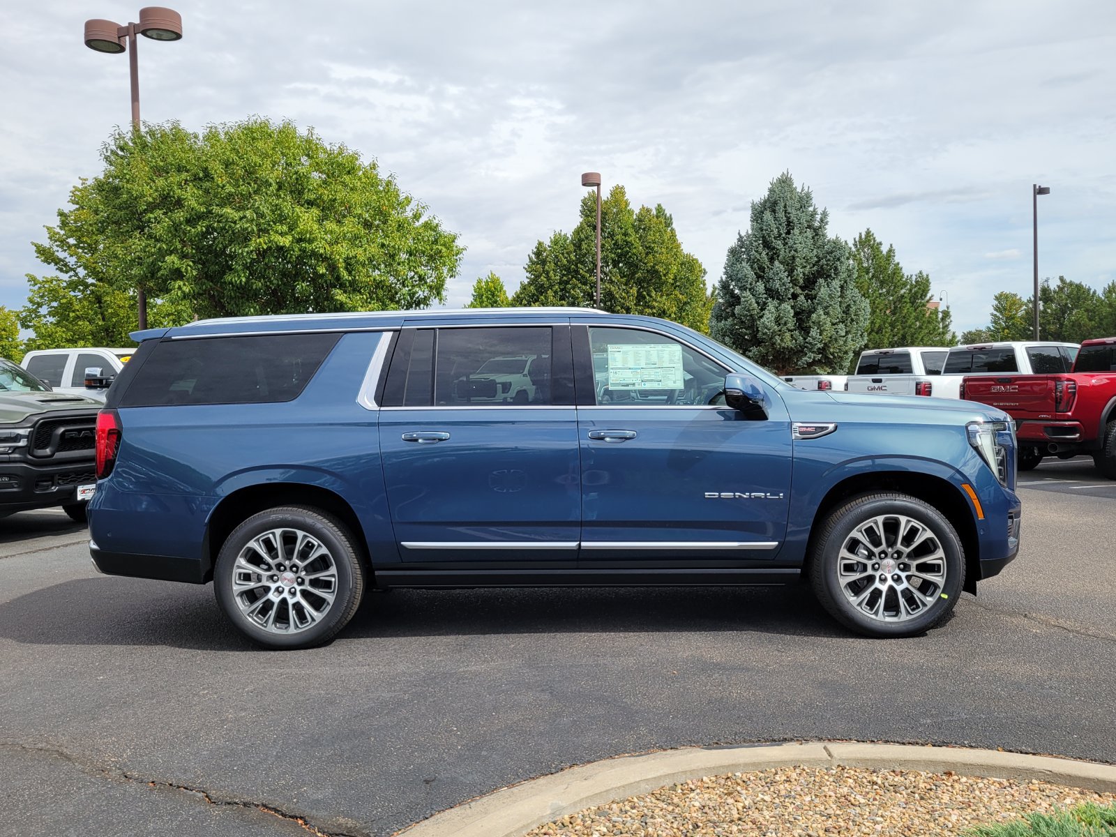 New 2026 GMC Yukon XL Denali w/ Denali Reserve Package AWD/4WD image 2