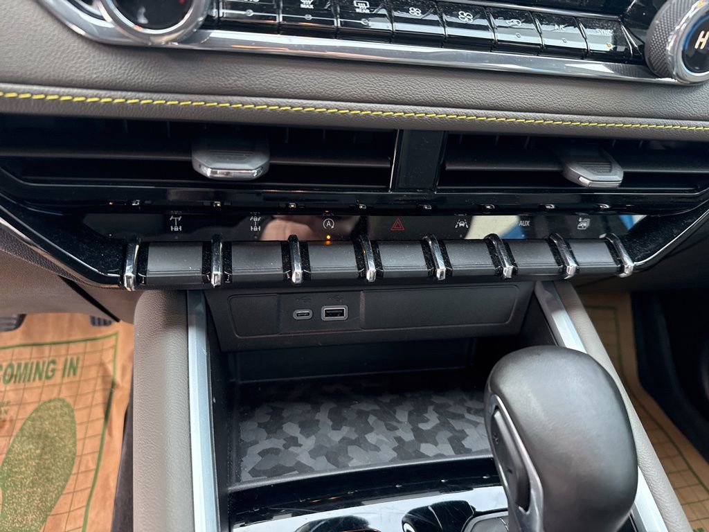 Used 2024 Chevrolet Colorado ZR2 w/ Technology Package image 30