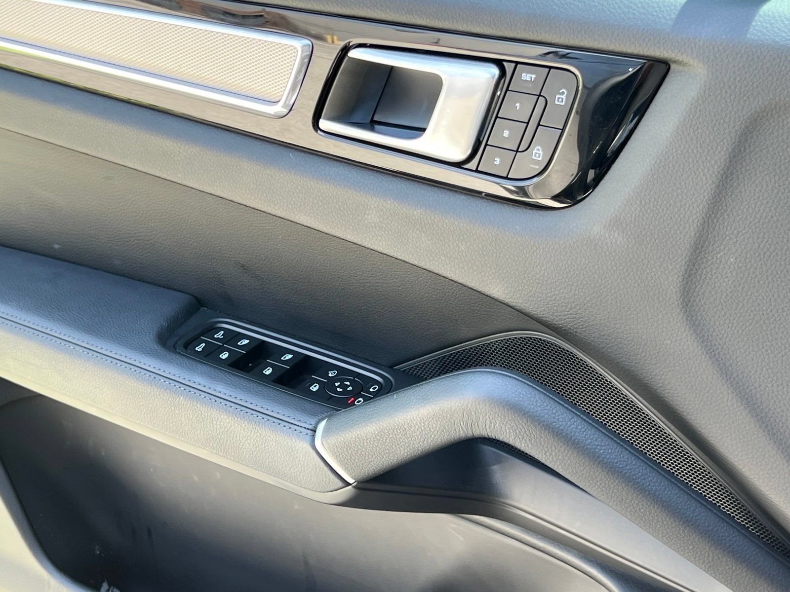 Certified 2022 Porsche Cayenne Platinum Edition AWD/4WD image 35