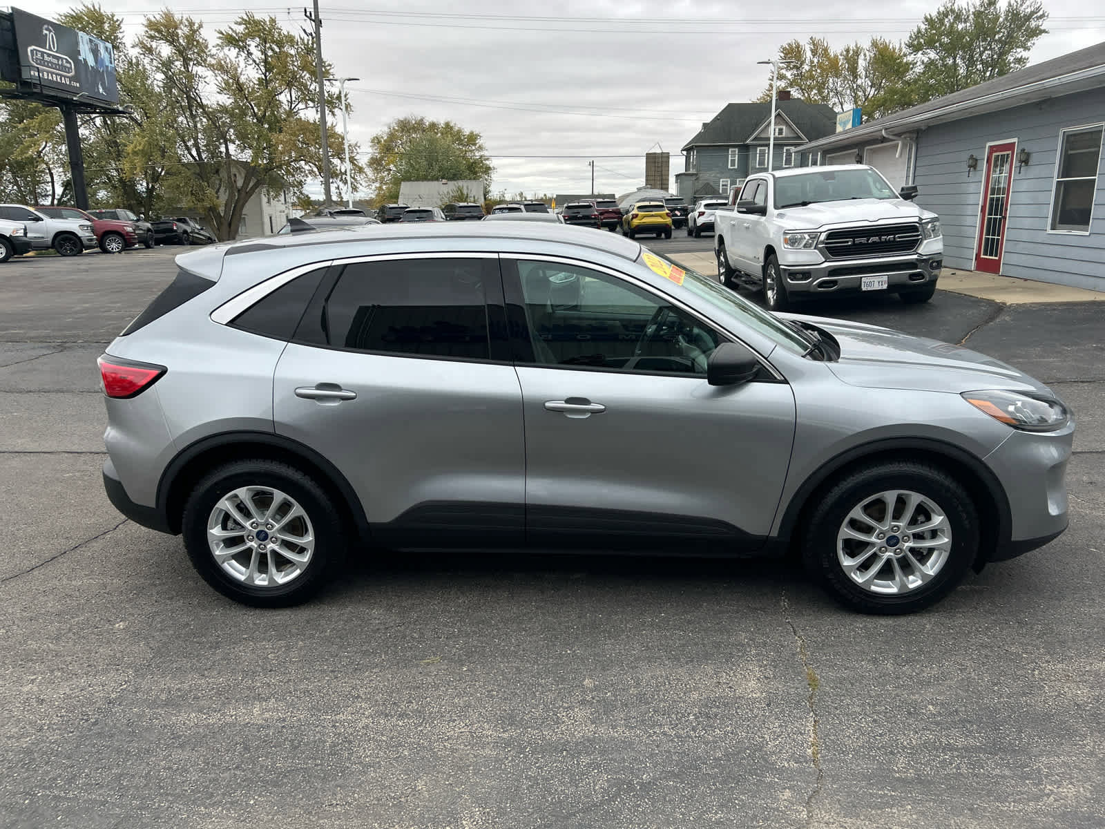 Used 2022 Ford Escape SE w/ Cold Weather Package image 2