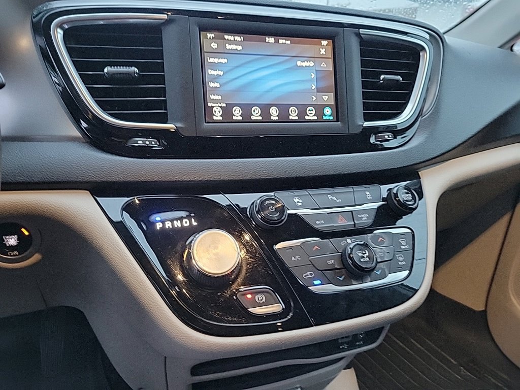 Used 2020 Chrysler Pacifica Touring FWD image 9