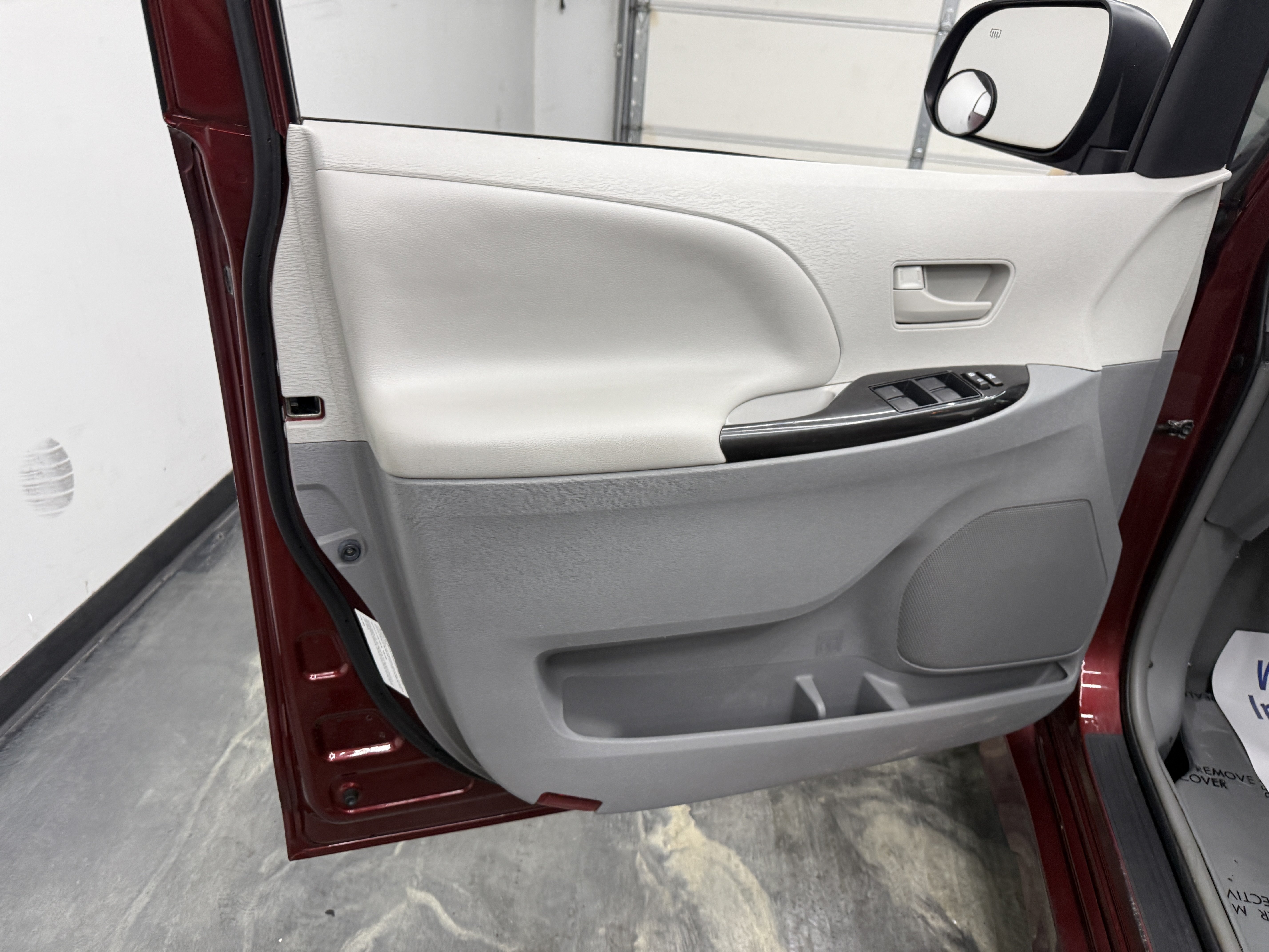 Used 2012 Toyota Sienna LE FWD image 9