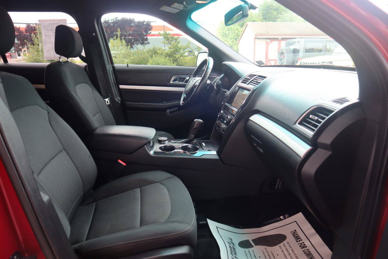 Used 2017 Ford Explorer XLT w/ Equipment Group 201A AWD/4WD image 38