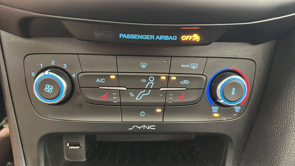 Used 2016 Ford Focus SE w/ SE Cold Weather Package FWD image 22