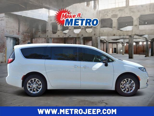 New 2026 Chrysler Pacifica Select image 1