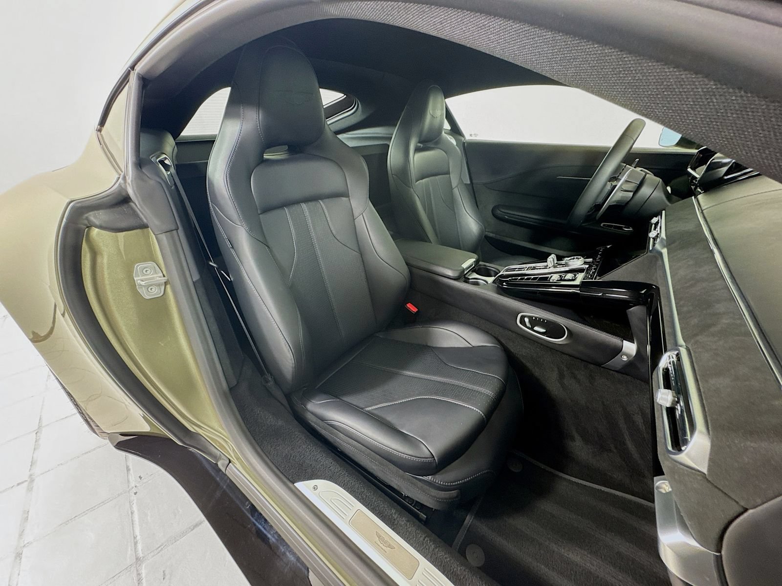 Used 2025 Aston Martin V8 Vantage Coupe RWD image 21