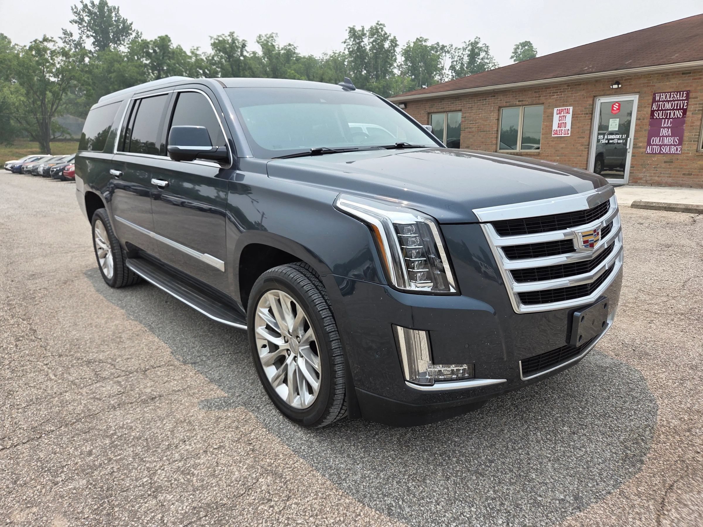 Used 2019 Cadillac Escalade ESV Luxury AWD/4WD image 3