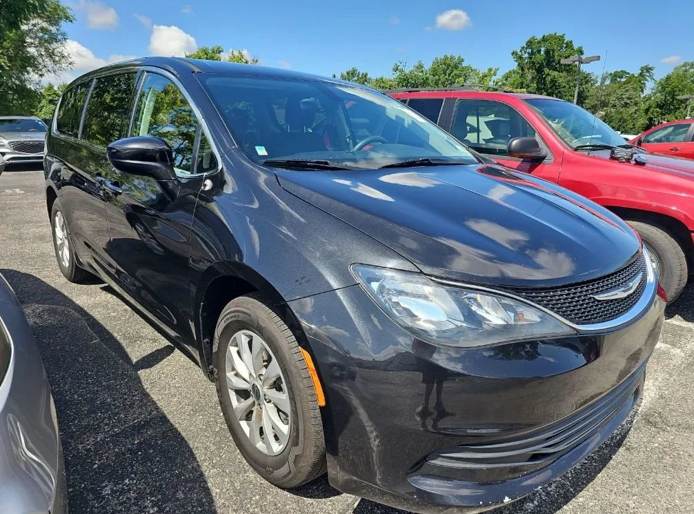 Used 2017 Chrysler Pacifica Touring w/ Tire & Wheel Group FWD image 2