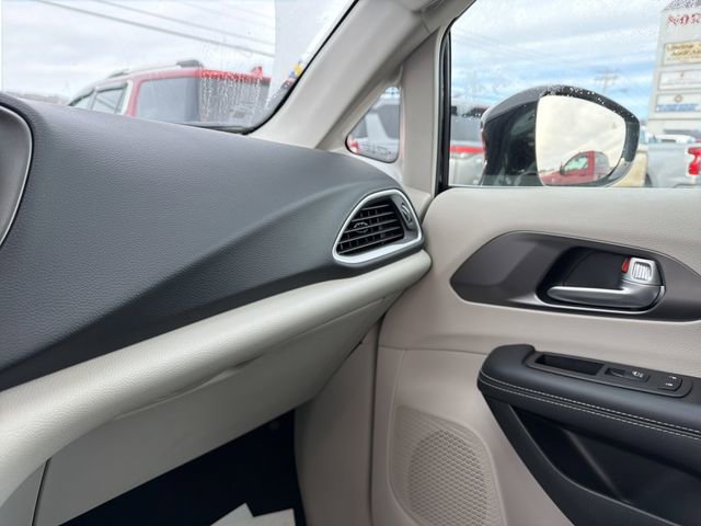 Used 2024 Chrysler Pacifica Touring-L image 23