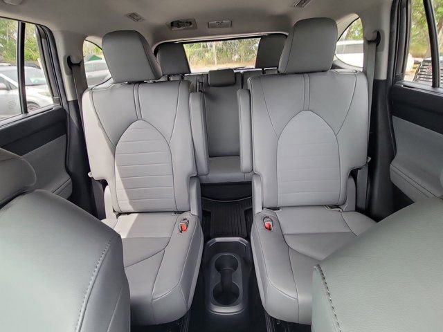 Used 2022 Toyota Highlander XLE image 5