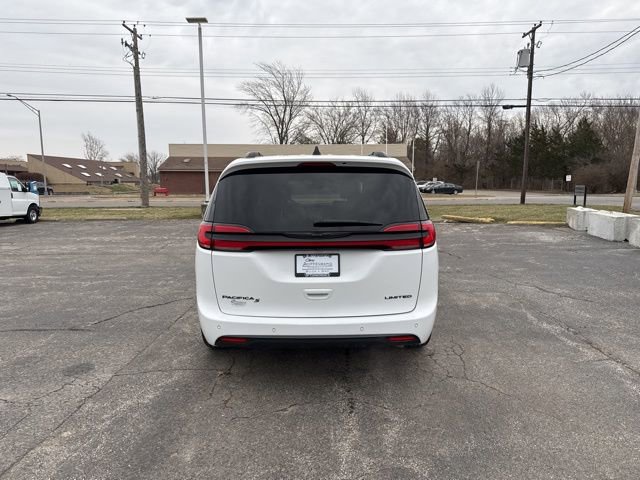 Used 2025 Chrysler Pacifica Limited FWD image 4