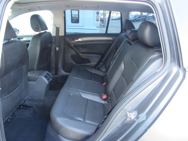 Used 2019 Volkswagen Golf SE image 17