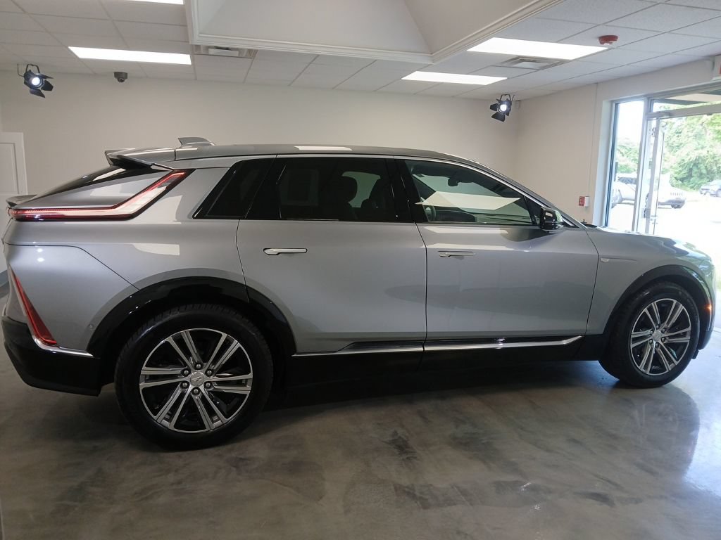 Used 2024 Cadillac Lyriq Luxury AWD/4WD image 8