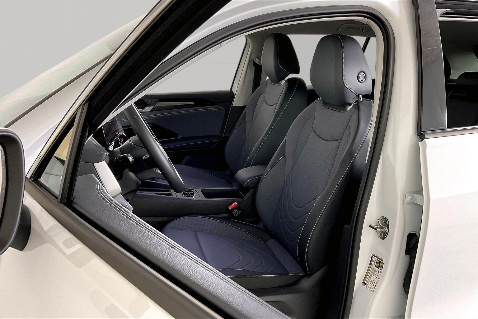 Used 2025 Volkswagen Tiguan SE AWD/4WD image 23