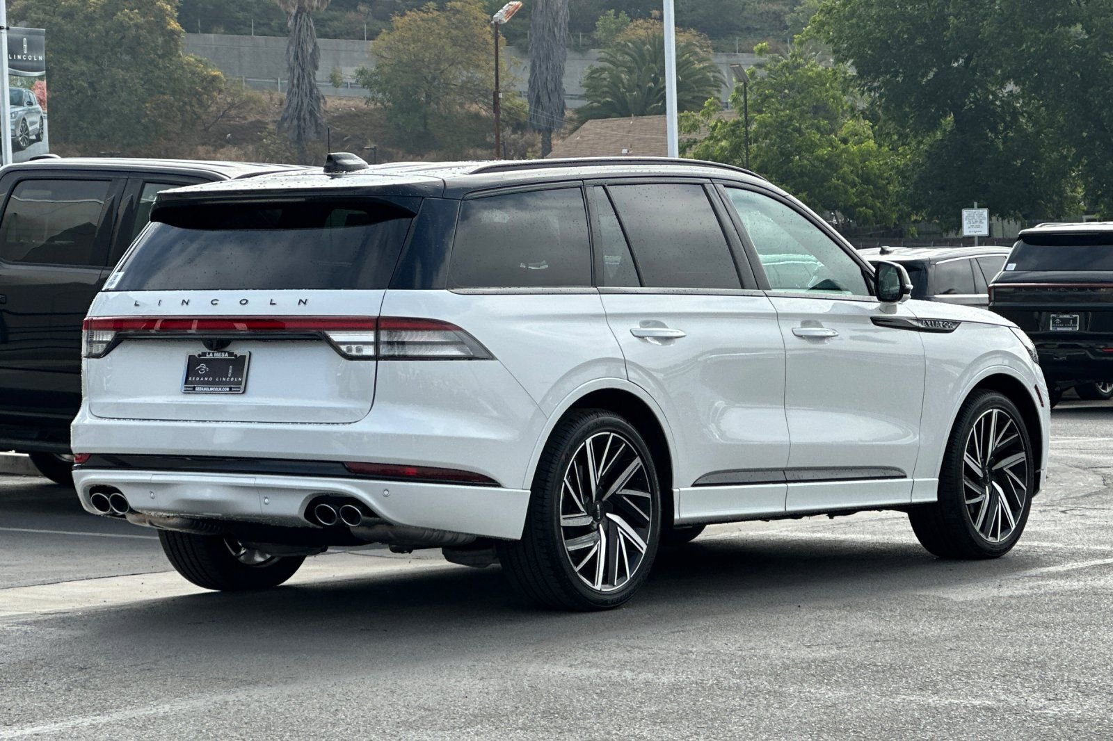 New 2026 Lincoln Aviator Black Label w/ Black Label Special Edition AWD/4WD image 3