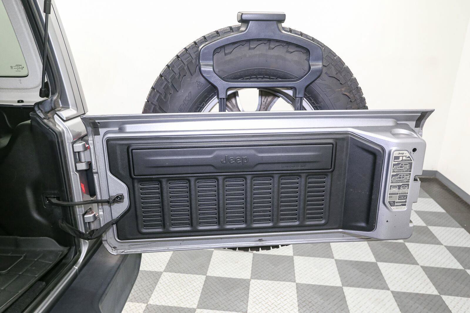 Used 2018 Jeep Wrangler Unlimited Sahara w/ Uconnect 4C Nav & Sound Group AWD/4WD image 12