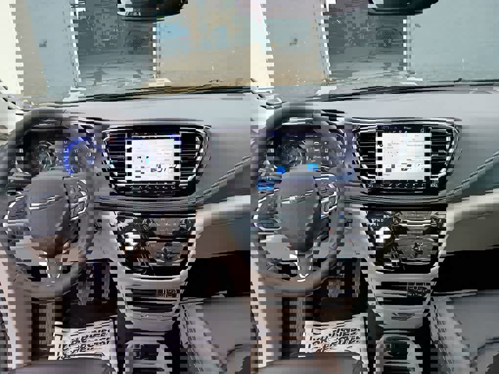 Used 2023 Chrysler Pacifica Touring-L image 16