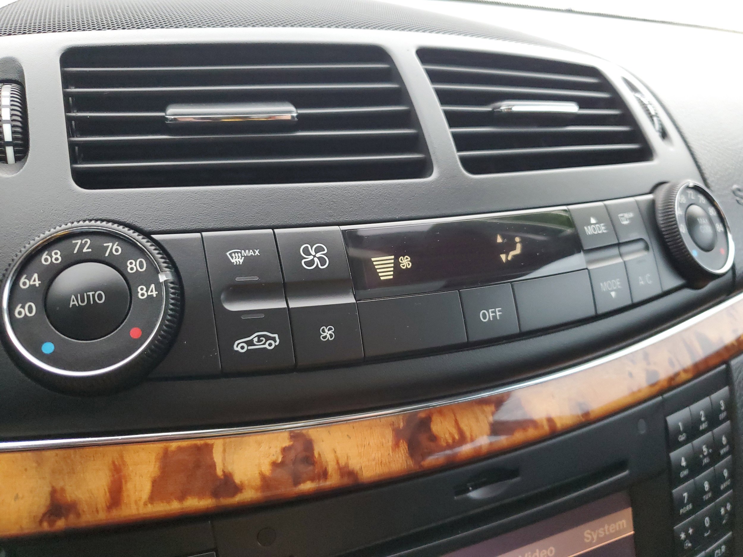 Used 2009 Mercedes-Benz E 350 4MATIC Sedan image 22