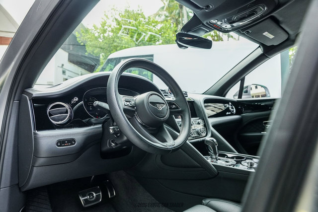 Used 2024 Bentley Bentayga Extended Wheelbase AWD/4WD image 38