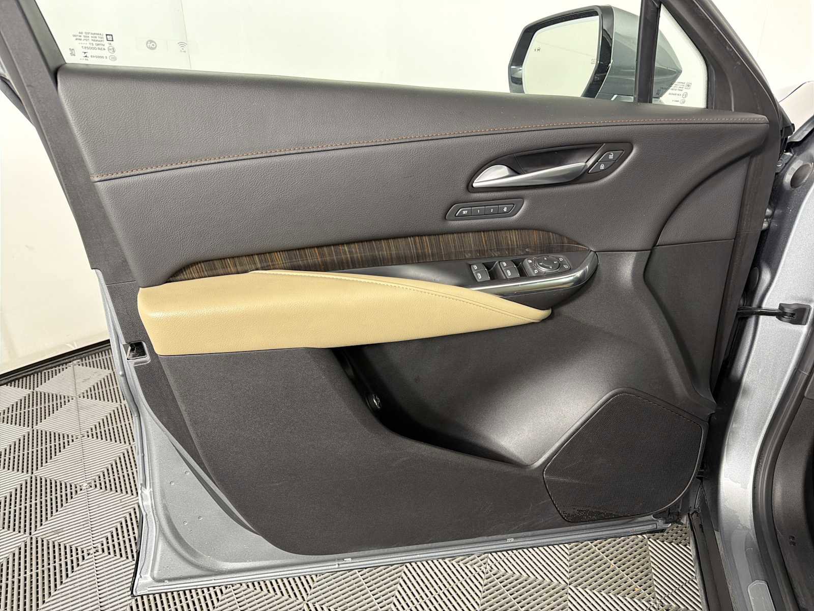 Used 2024 Cadillac XT4 Premium Luxury image 8