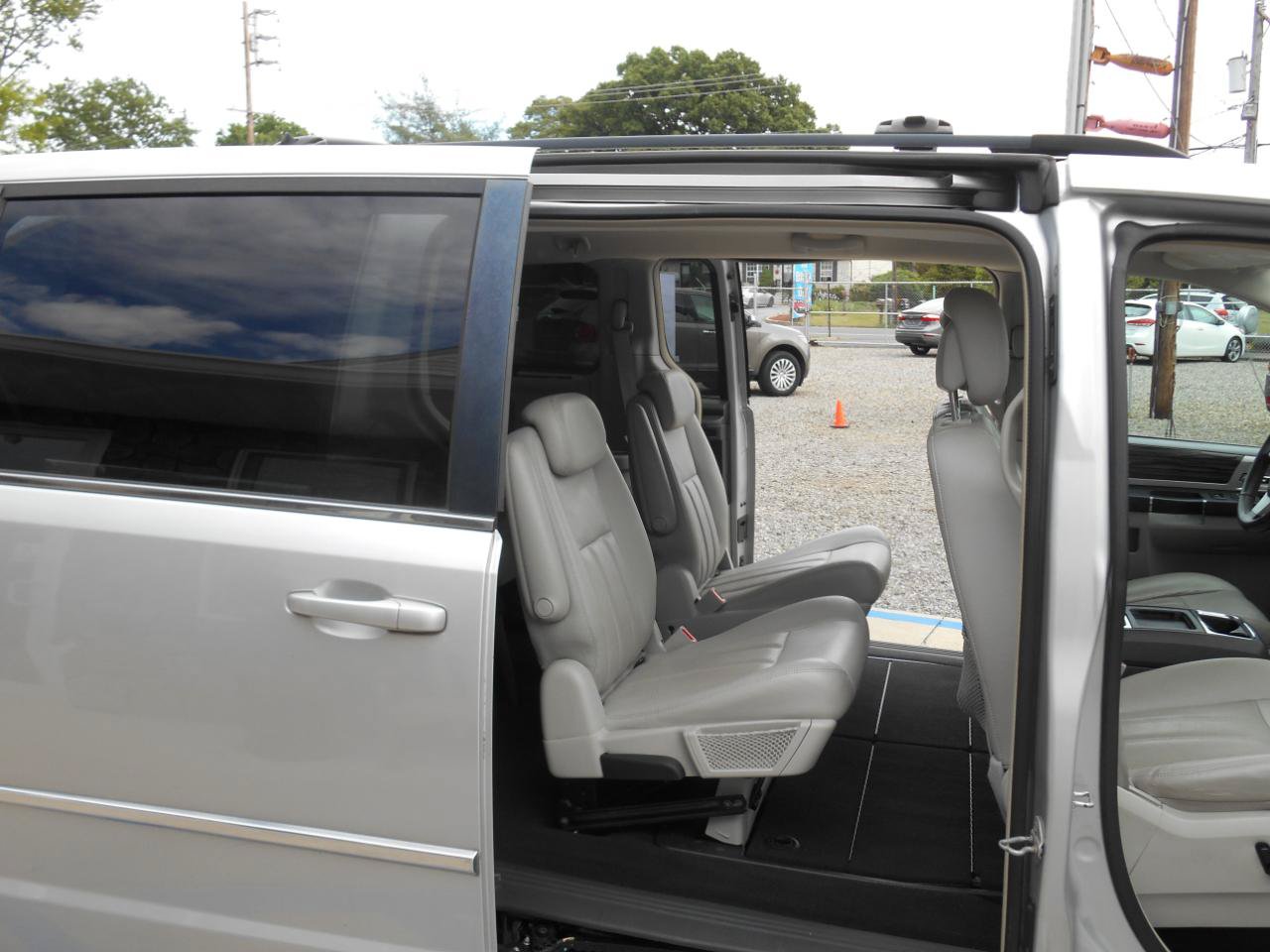Used 2010 Chrysler Town & Country Touring FWD image 11