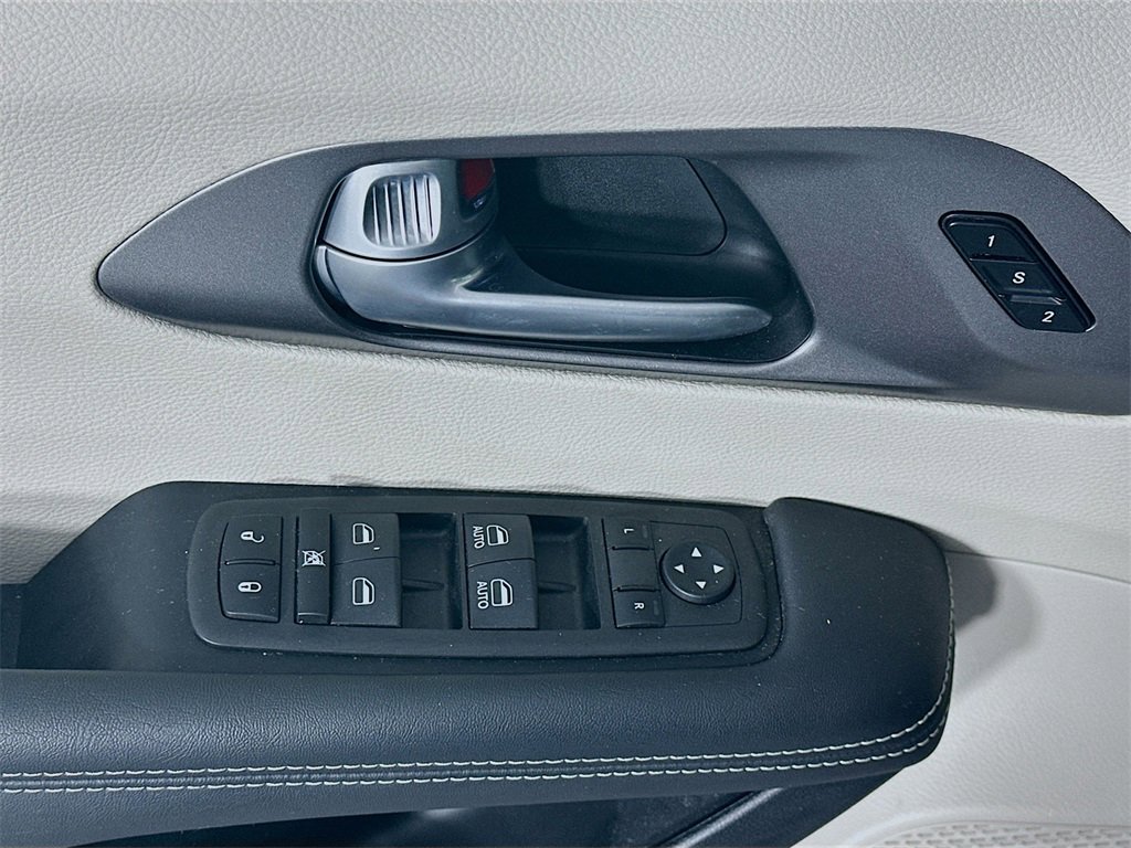 Used 2024 Chrysler Pacifica Touring-L image 23