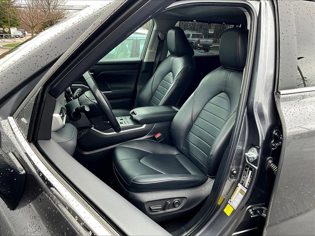 Used 2024 Toyota Highlander XLE AWD/4WD image 10
