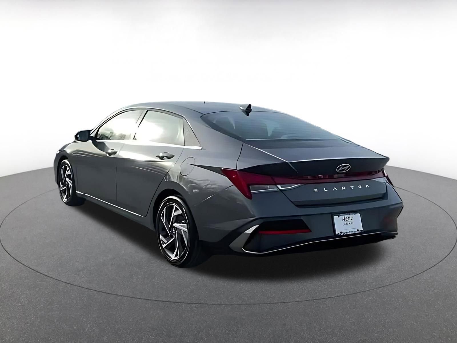 Used 2025 Hyundai Elantra SEL image 12