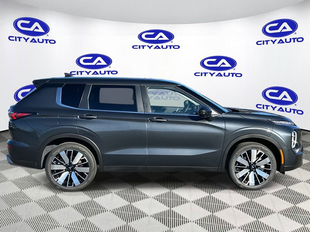 New 2025 Mitsubishi Outlander SE image 2