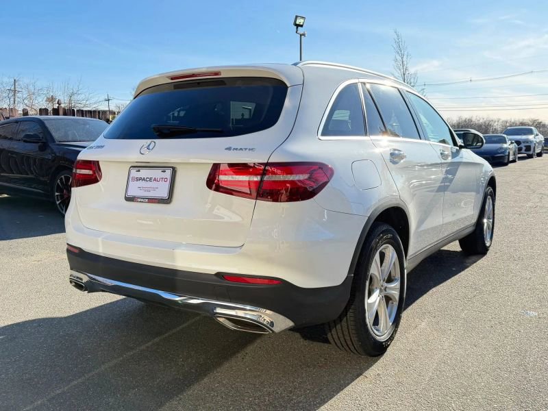 Used 2018 Mercedes-Benz GLC 300 4MATIC image 5