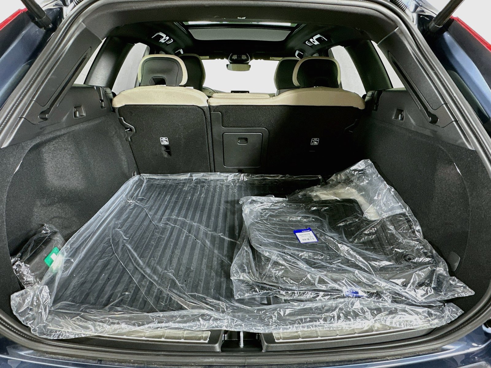 New 2026 Volvo XC60 B5 Plus w/ Protection Package Premier AWD/4WD image 37