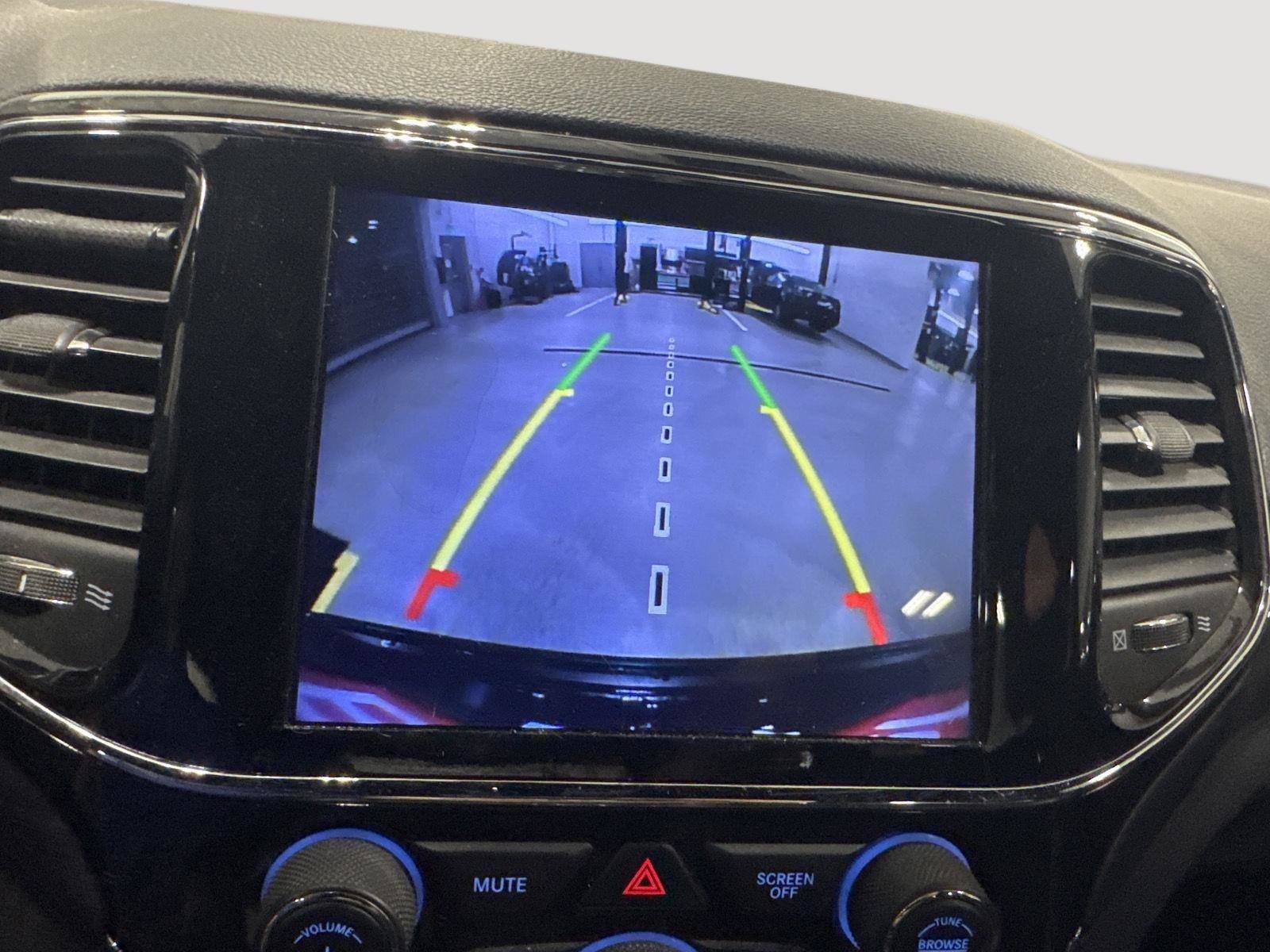 Used 2019 Jeep Grand Cherokee Altitude AWD/4WD image 16