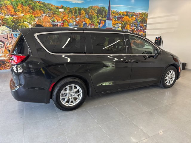 Used 2023 Chrysler Pacifica Touring-L FWD image 7